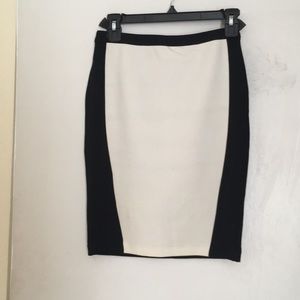 INTERMIX - petite black and white skirt.Size:P
